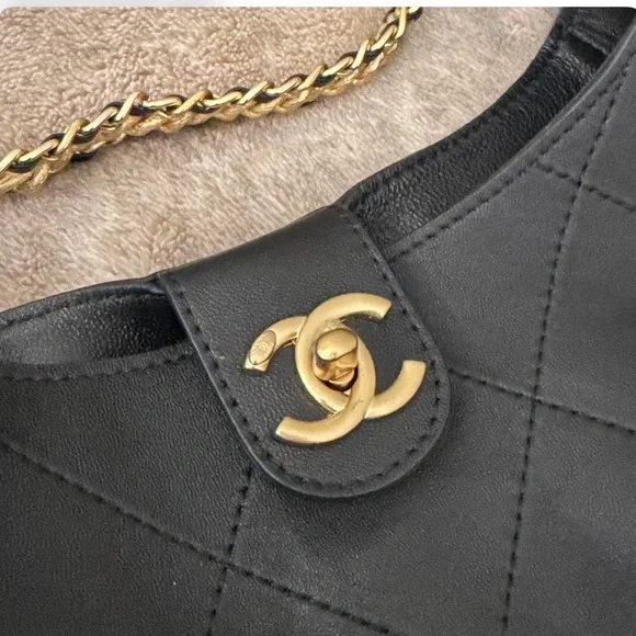 Elegant Black hobo Quilted Shoulder Bag - Picture 6 of 7